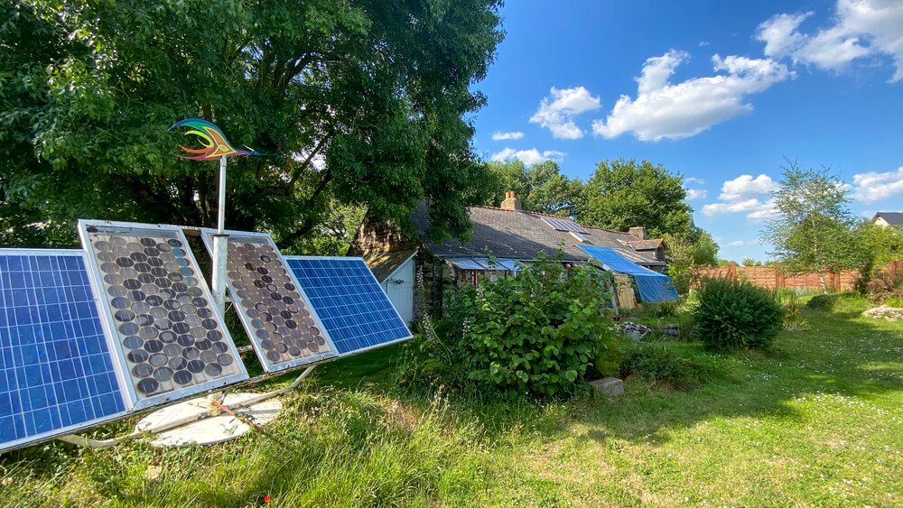 découvrez comment construire une maison autonome qui allie confort et durabilité. que ce soit grâce à des systèmes énergétiques renouvelables, des techniques écologiques ou une gestion optimisée des ressources, apprenez à créer un espace de vie indépendant et respectueux de l'environnement.