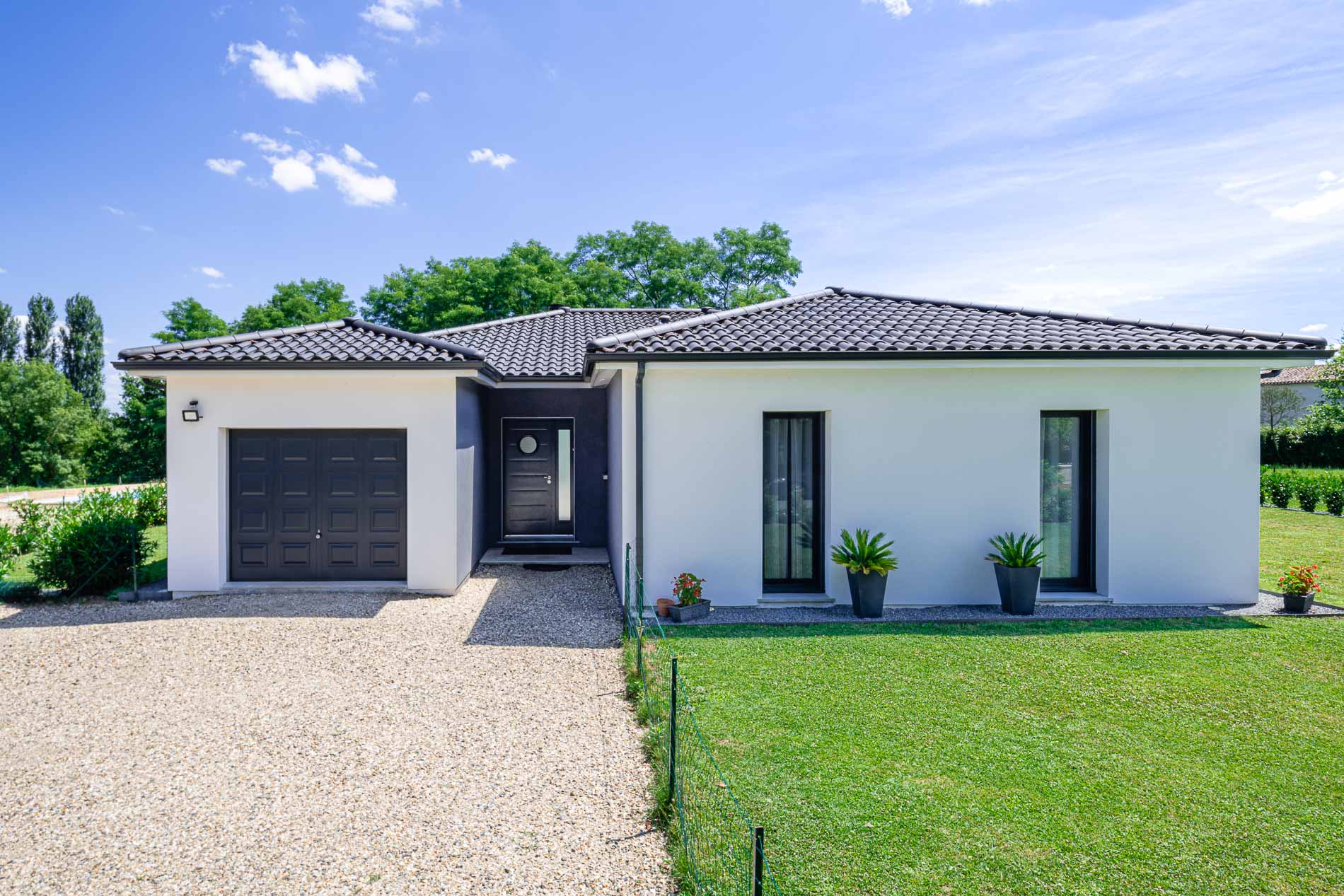 découvrez les prix des maisons autosuffisantes et les options qui s'offrent à vous pour vivre de manière écologique et autonome. informez-vous sur les coûts d'achat, de construction et les avantages d'investir dans une maison qui génère sa propre énergie.