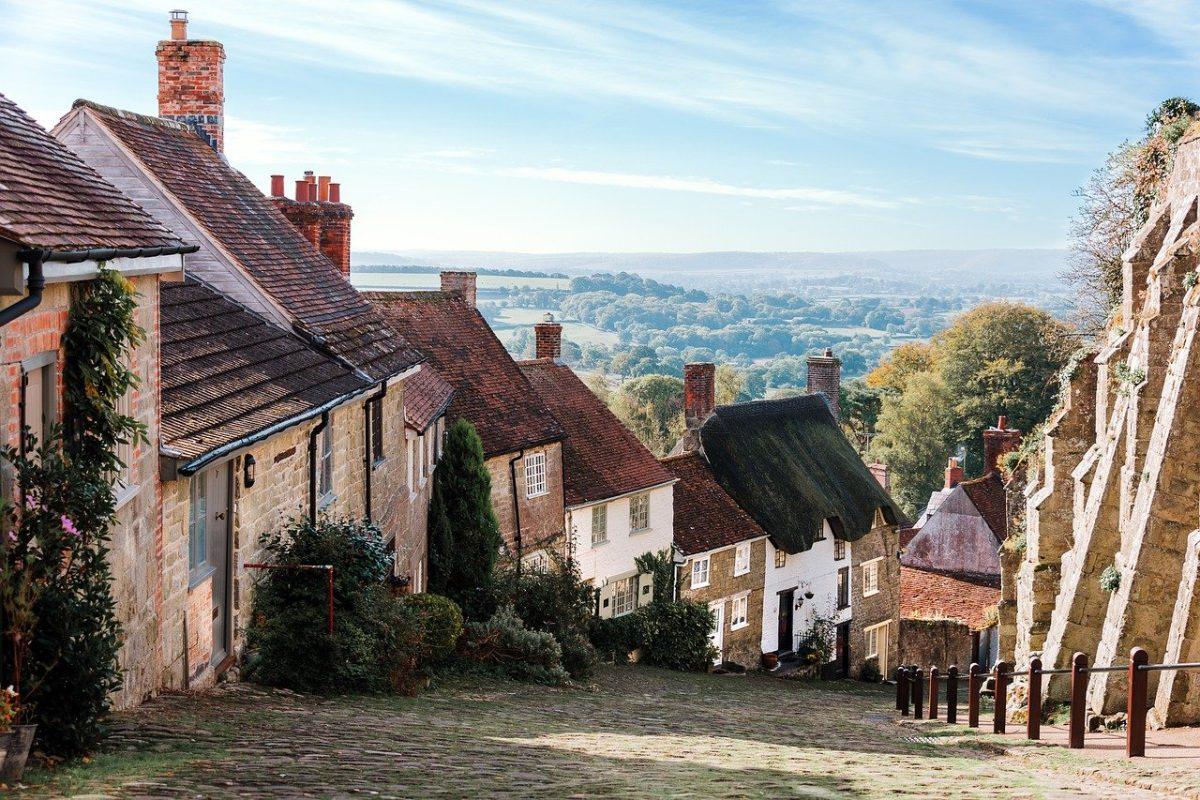 découvrez l'élégance intemporelle d'une maison classée, alliant patrimoine historique et modernité. explorez son architecture unique, ses jardins soigneusement entretenus et son ambiance authentique, tout en plongeant dans l'histoire qui a façonné cet endroit remarquable.