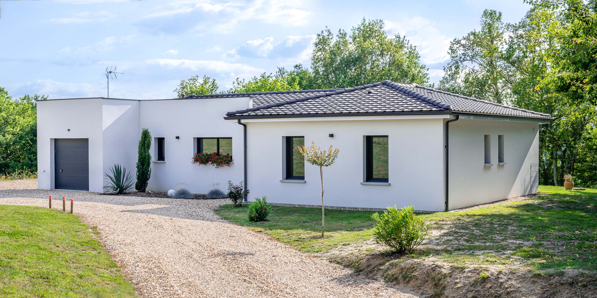 découvrez cette maison à énergie positive à vendre, alliant confort moderne et respect de l'environnement. profitez d'un cadre de vie sain, avec des économies d'énergie significatives et une empreinte carbone réduite. ne manquez pas cette opportunité unique !