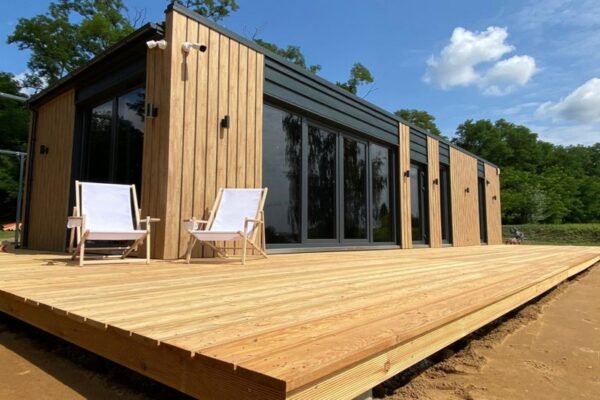 découvrez notre sélection de maisons kit, idéales pour réaliser votre projet de construction abordable et personnalisable. construites avec des matériaux de qualité, ces maisons modulables s'adaptent à vos besoins et à votre budget.