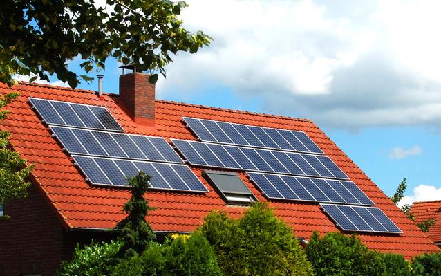 découvrez comment une maison équipée de panneaux photovoltaïques peut réduire vos factures d'énergie tout en contribuant à la protection de l'environnement. profitez des avantages d'une énergie renouvelable et durable avec notre guide complet sur l'installation et l'entretien des systèmes solaires.