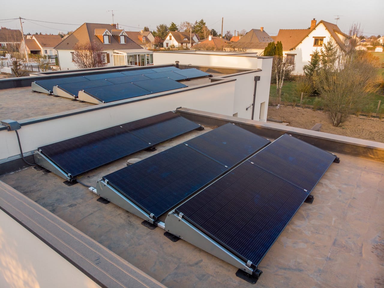 découvrez comment intégrer des panneaux photovoltaïques à votre maison pour profiter d'une énergie renouvelable et réduire vos factures d'électricité. apprenez les avantages, les installations et les aides financières disponibles pour vous aider à faire le saut vers une maison plus écologique.
