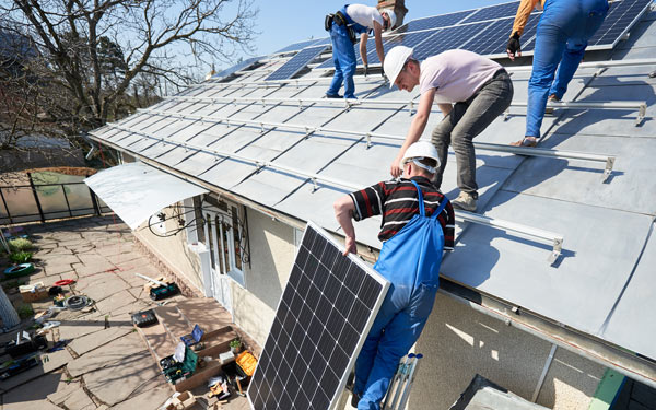 découvrez comment transformer votre maison en une source d'énergie renouvelable avec des panneaux photovoltaïques. profitez d'économies sur vos factures d'électricité tout en contribuant à la protection de l'environnement. informez-vous sur les avantages, l'installation et l'entretien des panneaux solaires pour un habitat éco-responsable.
