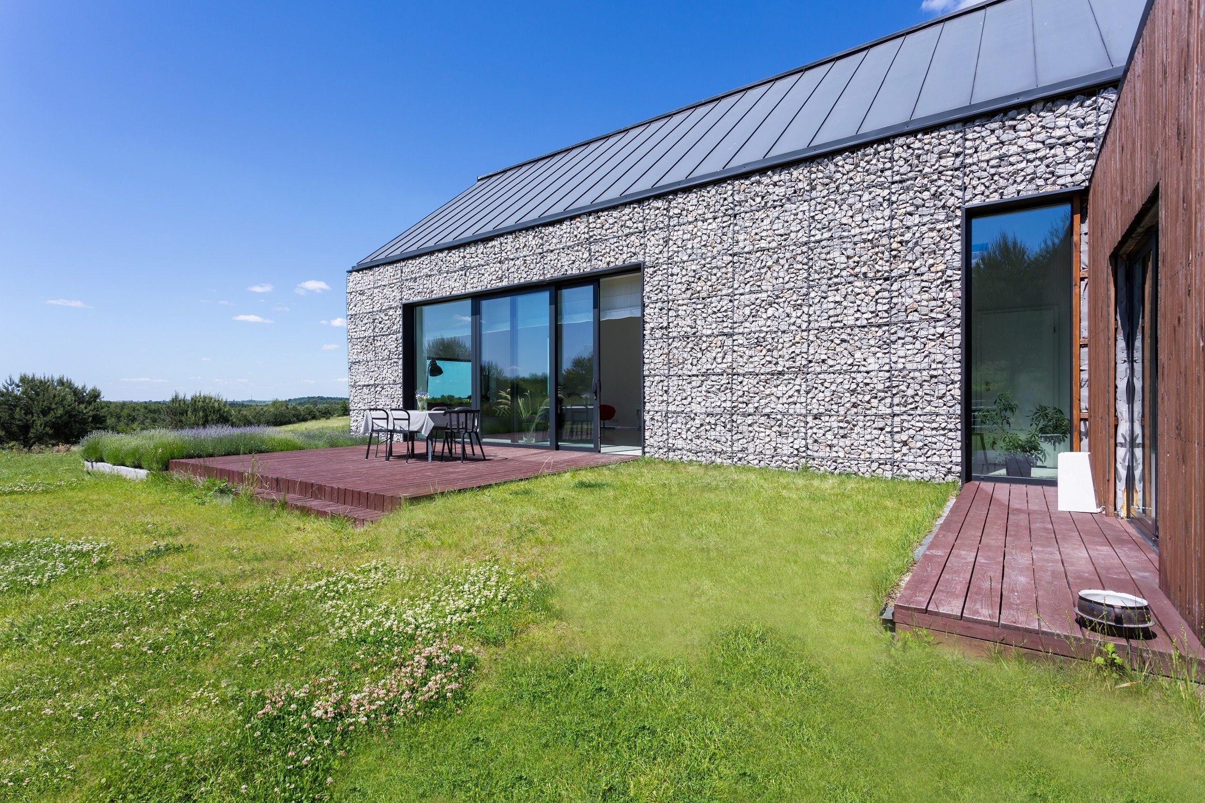 découvrez l'univers des maisons passives, des habitations écologiques conçues pour offrir un confort optimal tout en minimisant leur empreinte énergétique. apprenez les principes de construction, les avantages environnementaux et les économies d'énergie procurées par cette approche durable.
