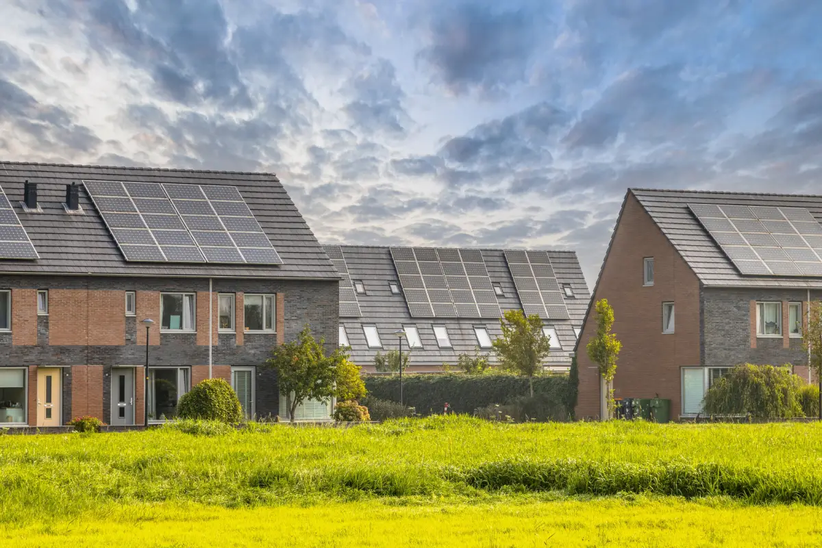 découvrez notre maison verte photovoltaïque, un havre d'éco-responsabilité alliant confort moderne et production d'énergie solaire. profitez d'une habitation durable qui réduit votre empreinte carbone tout en optimisant vos économies d'énergie.