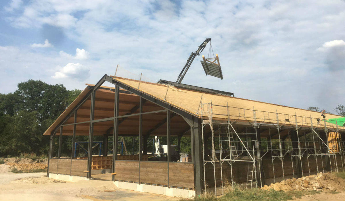 découvrez notre manège équestre, un espace idéal pour pratiquer l'équitation dans un cadre sécurisé et agréable. que vous soyez débutant ou cavalier expérimenté, profitez de nos installations modernes et de nos cours adaptés à tous les niveaux.