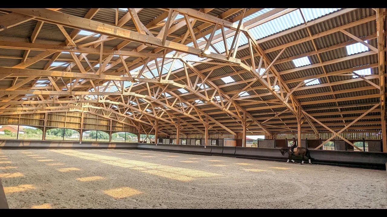 découvrez le manège équestre, un espace dédié à l'équitation où passion et performance se rencontrent. que vous soyez débutant ou cavalier confirmé, profitez d'un cadre idéal pour progresser, perfectionner vos compétences et interagir avec des chevaux. rejoignez-nous pour des cours d'équitation, des spectacles équestres et des événements spéciaux qui sauront ravir tous les amateurs de chevaux.