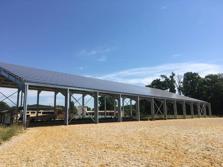découvrez notre manège équestre gratuit, un espace idéal pour les passionnés de chevaux ! profitez de cours d'équitation, d'ateliers et d'activités ludiques en plein air, le tout sans frais. rejoignez-nous pour une expérience unique au cœur de la nature.
