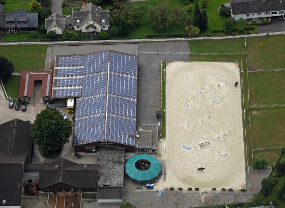 découvrez notre manège équestre photovoltaïque, un espace innovant alliant passion pour l'équitation et respect de l'environnement. profitez d'une ambiance lumineuse et éco-responsable pour vos entraînements et spectacles, tout en contribuant à une équitation durable.
