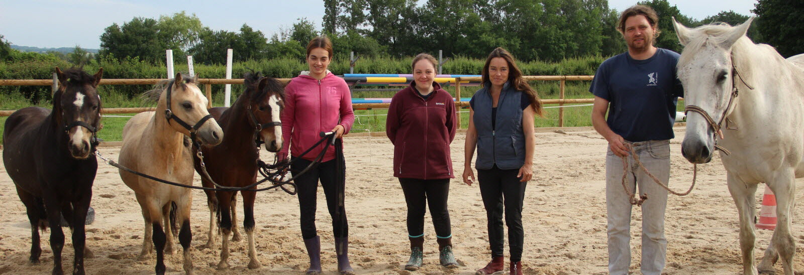 découvrez le plaisir du manège équestre gratuit ! profitez d'une expérience unique aux côtés de nos chevaux, accessible à tous les cavaliers, débutants ou confirmés. rejoignez-nous pour des moments inoubliables en pleine nature.