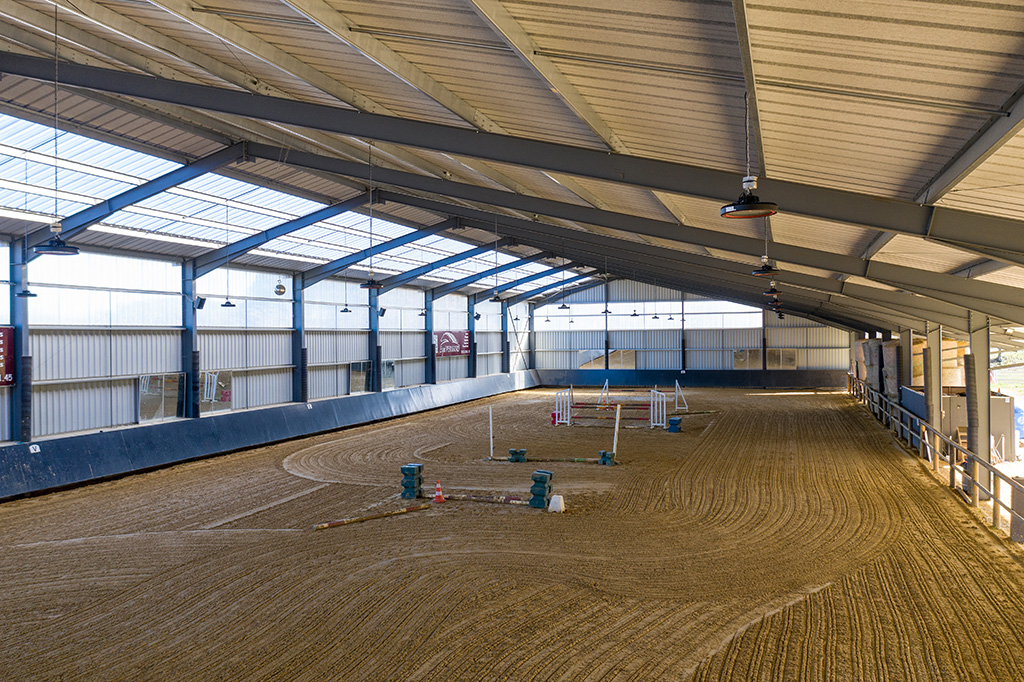 découvrez notre manège équestre photovoltaïque, alliant passion des chevaux et respect de l'environnement. profitez d'un espace d'entraînement moderne, alimenté par une énergie solaire durable pour une expérience équestre responsable et innovante.