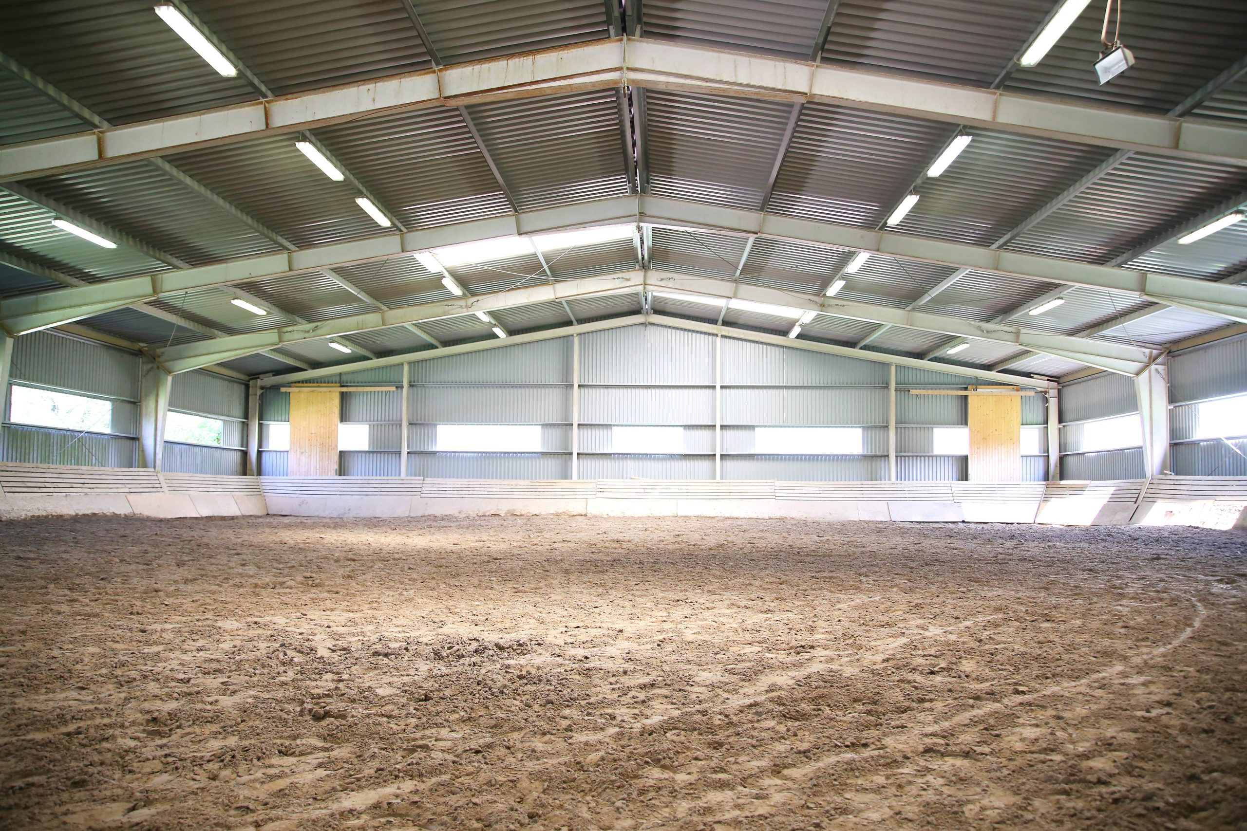 découvrez notre manège équestre solaire, un espace unique dédié à l'équitation durable. profitez d'installations modernes alimentées par l'énergie solaire, offrant un environnement idéal pour les cavaliers et leurs chevaux. engagez-vous pour l'écologie tout en développant vos compétences équestres dans de meilleures conditions.