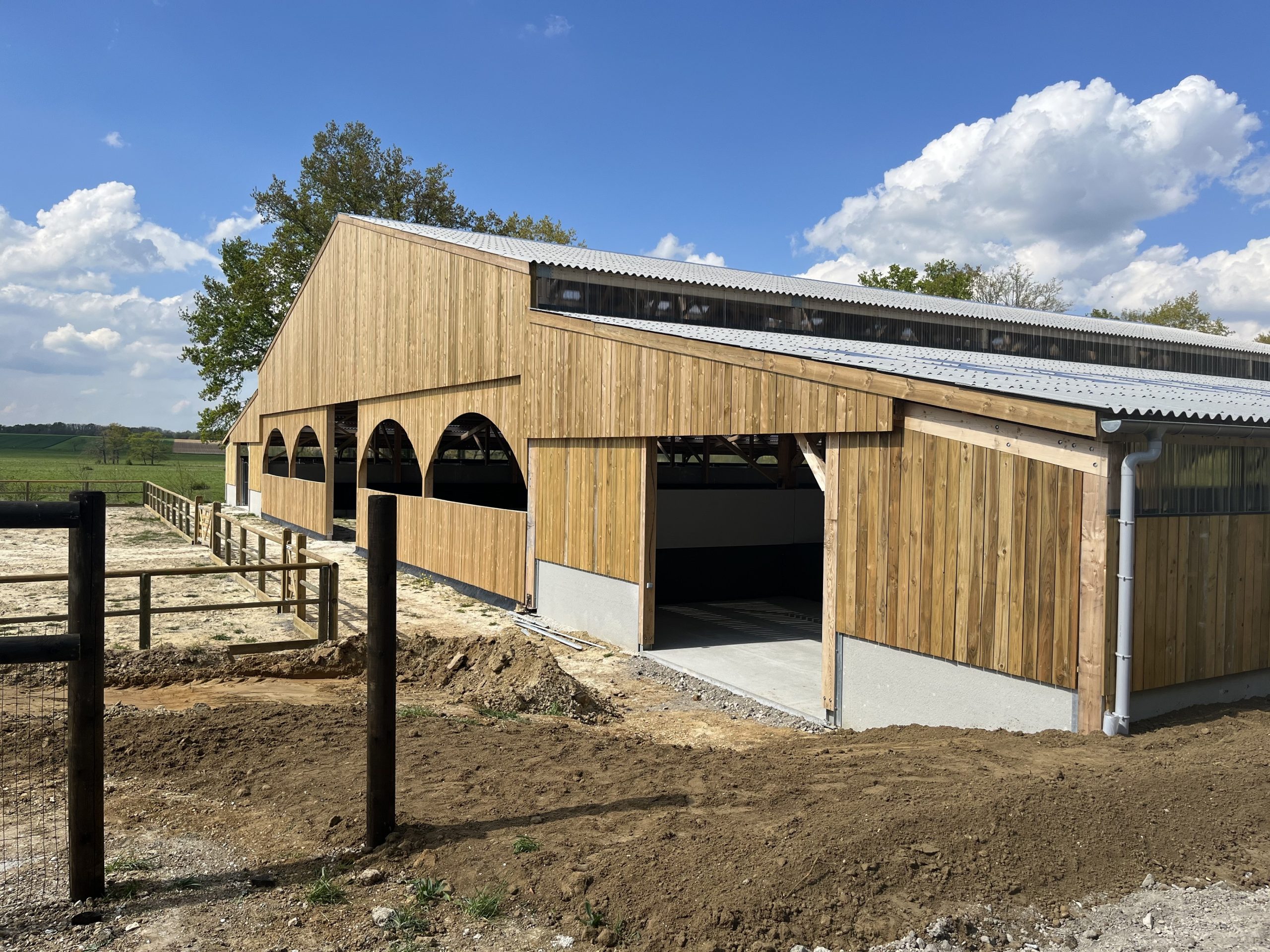 découvrez notre manège équestre, un espace dédié à l'apprentissage et au perfectionnement des compétences équestres. que vous soyez débutant ou cavalier expérimenté, profitez de cours adaptés, de conseils professionnels et d'une ambiance conviviale pour vivre votre passion des chevaux.