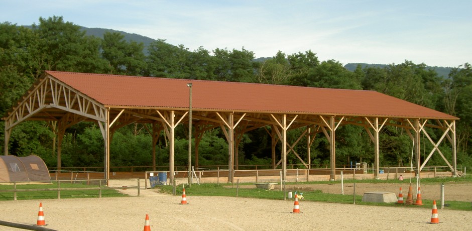 découvrez l'univers fascinant du manège équestre, un lieu dédié à la passion des chevaux et à l'apprentissage de l'équitation. que vous soyez débutant ou cavalier expérimenté, découvrez nos installations, nos cours variés et notre équipe de professionnels prêts à vous accompagner.