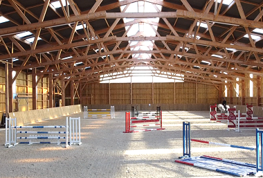 découvrez notre manège équestre, un espace dédié à l'équitation où passionnés et débutants peuvent pratiquer en toute sécurité. profitez d'installations modernes, de cours adaptés à tous les niveaux et d'un encadrement professionnel pour vous perfectionner dans l'art de la monture.