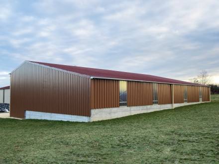 découvrez notre expertise en bâtiments agricoles, offrant des solutions sur mesure pour optimiser vos espaces de travail, assurer le bien-être de vos animaux et améliorer la productivité de vos cultures.