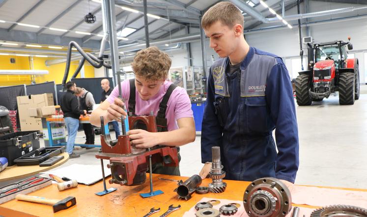 découvrez le métier de monteur agricole, une profession essentielle au sein des exploitations agricoles. apprenez les compétences nécessaires pour assembler, entretenir et réparer les machines agricoles, tout en contribuant à l'efficacité et la durabilité de l'agriculture moderne.