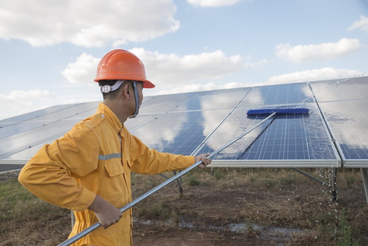 découvrez l'importance du nettoyage des panneaux solaires pour maximiser leur efficacité. apprenez des astuces et méthodes pour entretenir vos installations solaires et assurer leur performance optimale tout au long de l'année.