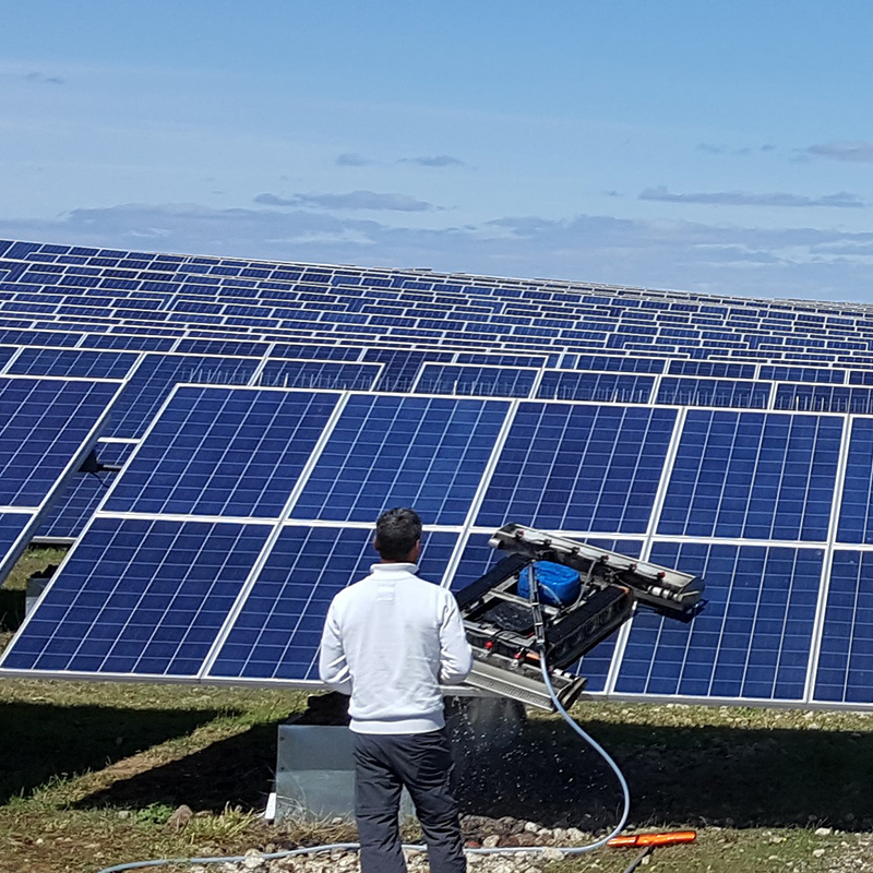 découvrez l'importance du nettoyage des panneaux solaires pour optimiser leur performance et prolonger leur durée de vie. nos astuces et services vous aideront à maintenir votre installation en parfait état et à maximiser votre production d'énergie.
