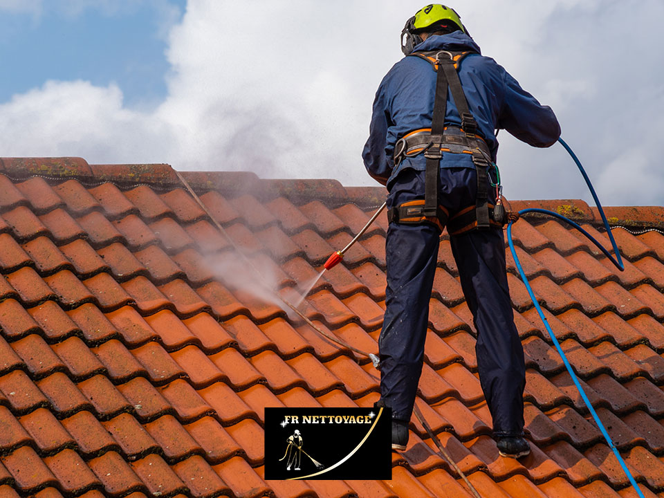 découvrez nos services de nettoyage de toiture pour redonner éclat et protection à votre maison. bénéficiez d'une expertise professionnelle pour éliminer mousses, lichens et débris, assurant ainsi la longévité de votre toit. contactez-nous pour un devis gratuit !