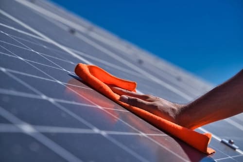 découvrez nos astuces efficaces pour nettoyer les panneaux solaires de votre camping-car. assurez une performance optimale de vos panneaux grâce à des conseils simples et pratiques pour les entretiens réguliers.