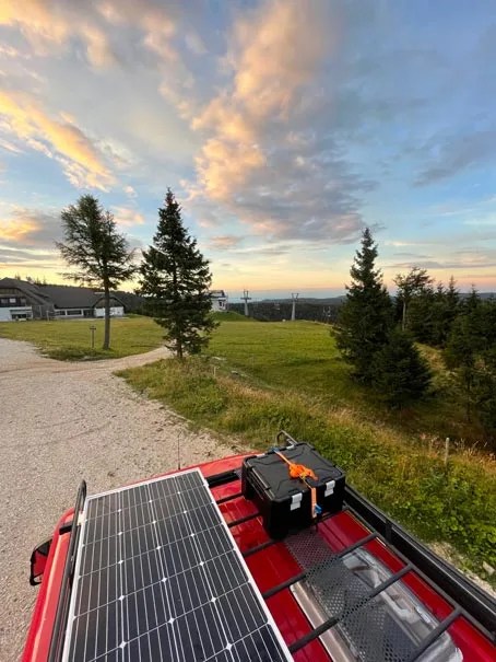découvrez nos astuces et conseils pour nettoyer efficacement les panneaux solaires de votre camping-car. assurez une performance optimale de vos équipements solaires tout en prolongeant leur durée de vie grâce à un entretien régulier.