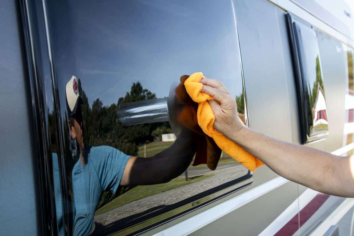 découvrez nos services de nettoyage de vitres au bord de la mer, pour des vues imprenables et des espaces lumineux. profitez de nos techniques professionnelles et écologiques pour des fenêtres impeccables et brillantes, tout en préservant la beauté de votre environnement maritime.