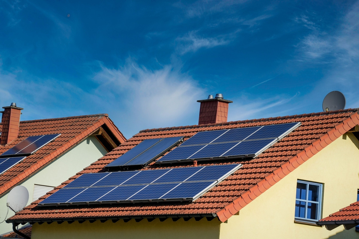 découvrez tout ce qu'il faut savoir sur le nombre idéal de panneaux solaires à installer pour optimiser votre consommation d'énergie et réduire votre empreinte carbone. informez-vous sur les facteurs à considérer pour maximiser l'efficacité de votre système photovoltaïque.