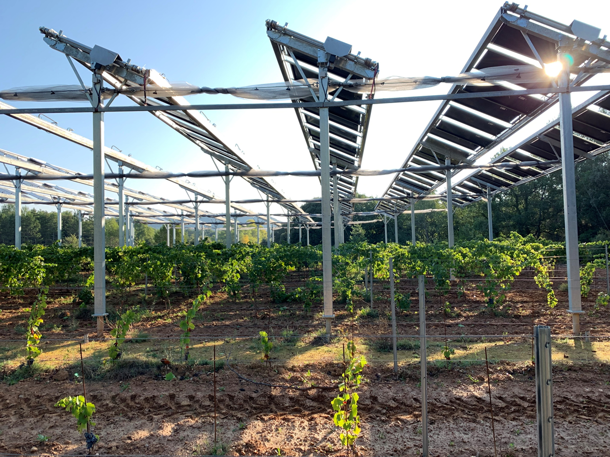découvrez l'ombrière agricole, une solution innovante pour protéger vos cultures tout en optimisant leur développement. alliant technologie et durabilité, cet équipement permet de réguler l'exposition au soleil et de préserver vos récoltes des intempéries. idéale pour les agriculteurs soucieux de l'environnement, l'ombrière agricole représente un investissement judicieux pour une agriculture moderne et responsable.
