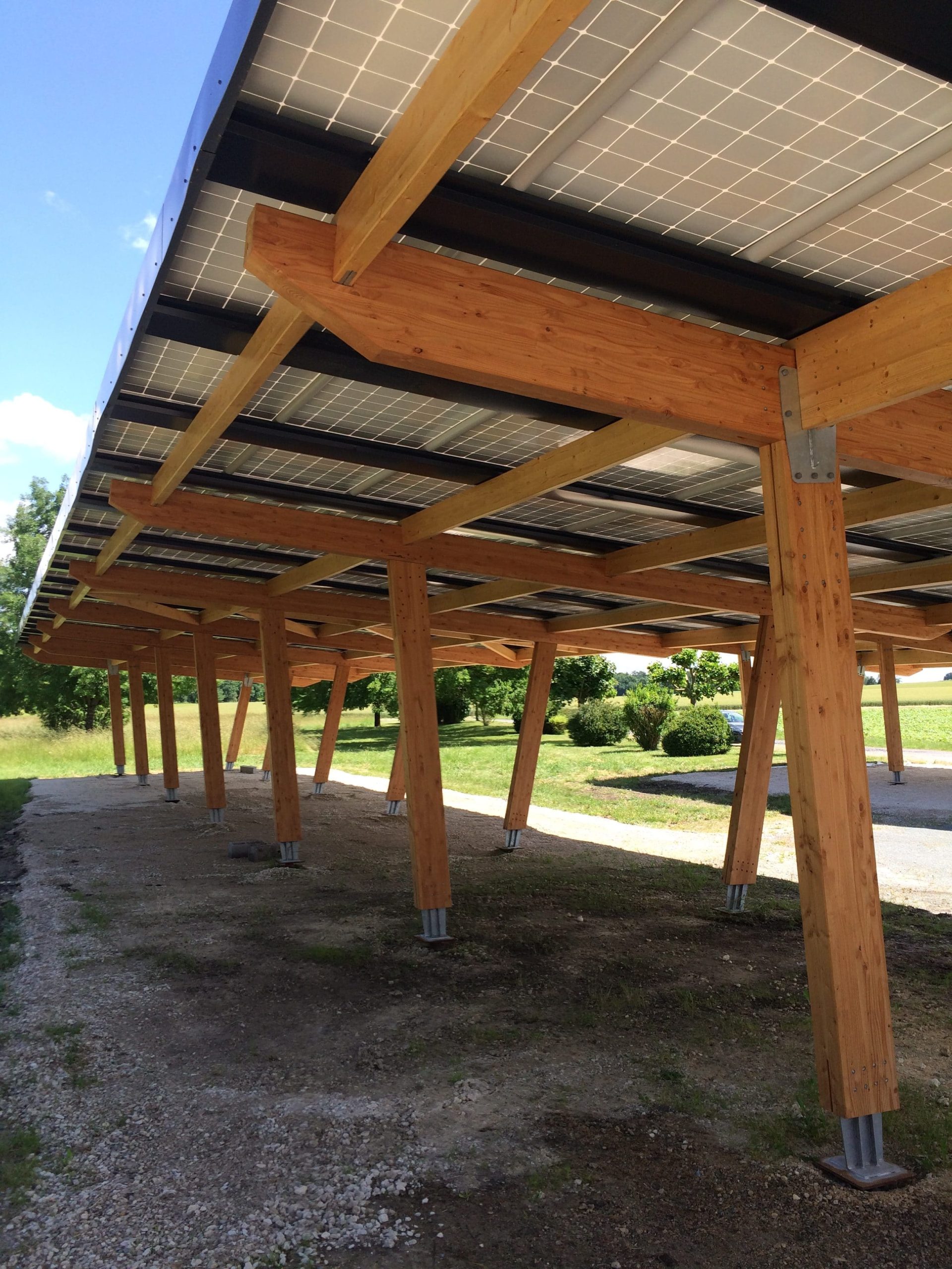 découvrez notre ombrière en bois, alliant style et fonctionnalité. parfaite pour profiter de vos espaces extérieurs tout en étant à l'abri du soleil, cette structure élégante se marie harmonieusement avec votre jardin ou terrasse. conçue pour résister aux intempéries, elle est idéale pour créer un ambiance chaleureuse lors de vos moments en plein air.