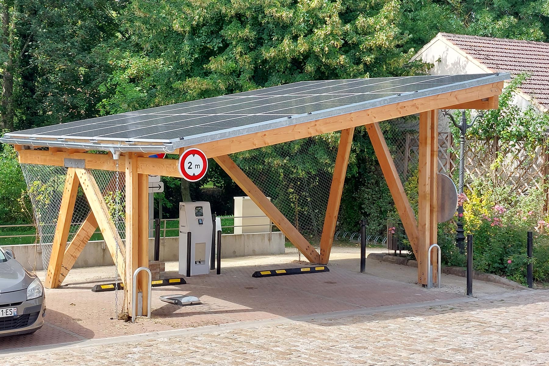 découvrez nos ombrières en bois, alliant esthétisme et fonctionnalité. parfaites pour ombrager vos espaces extérieurs, elles sont conçues avec des matériaux durables pour résister aux intempéries tout en ajoutant une touche naturelle à votre jardin.