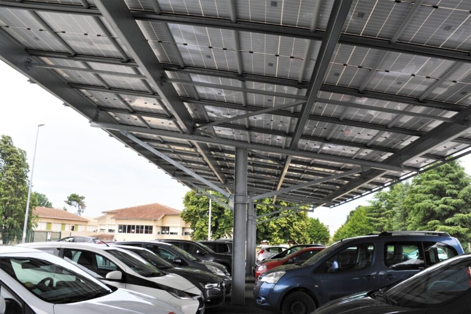 découvrez les avantages des ombrières photovoltaïques, une solution innovante alliant protection solaire et production d'énergie renouvelable. transformez vos espaces extérieurs en sources d'énergie durable tout en offrant un abri optimal pour vos véhicules.