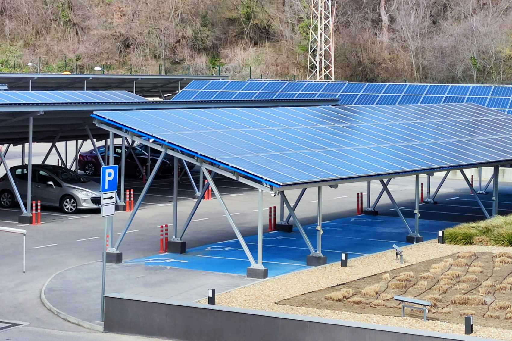 découvrez les avantages des ombrières photovoltaïques : une solution innovante pour produire de l'énergie renouvelable tout en protégeant vos véhicules du soleil. idéales pour les parkings et espaces publics, elles allient écologie et praticité.