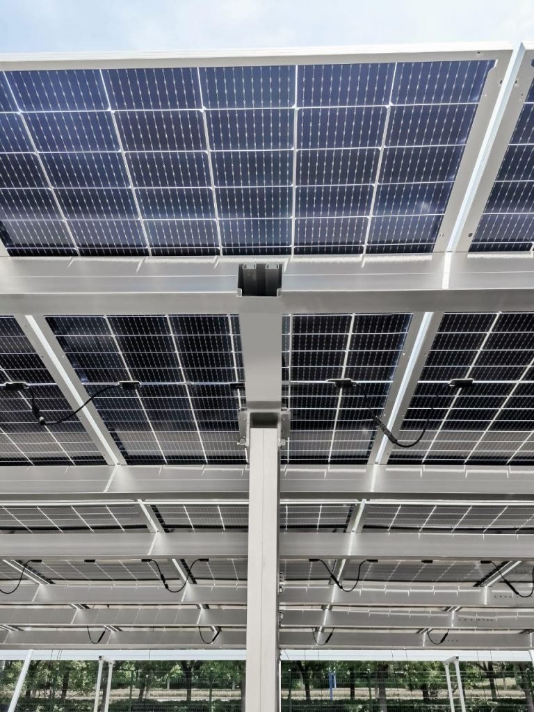 découvrez les avantages des ombrières photovoltaïques, une solution innovante pour allier protection et production d'énergie solaire. idéales pour les parkings et espaces extérieurs, elles maximisent l'utilisation de l'espace tout en contribuant à la transition énergétique.