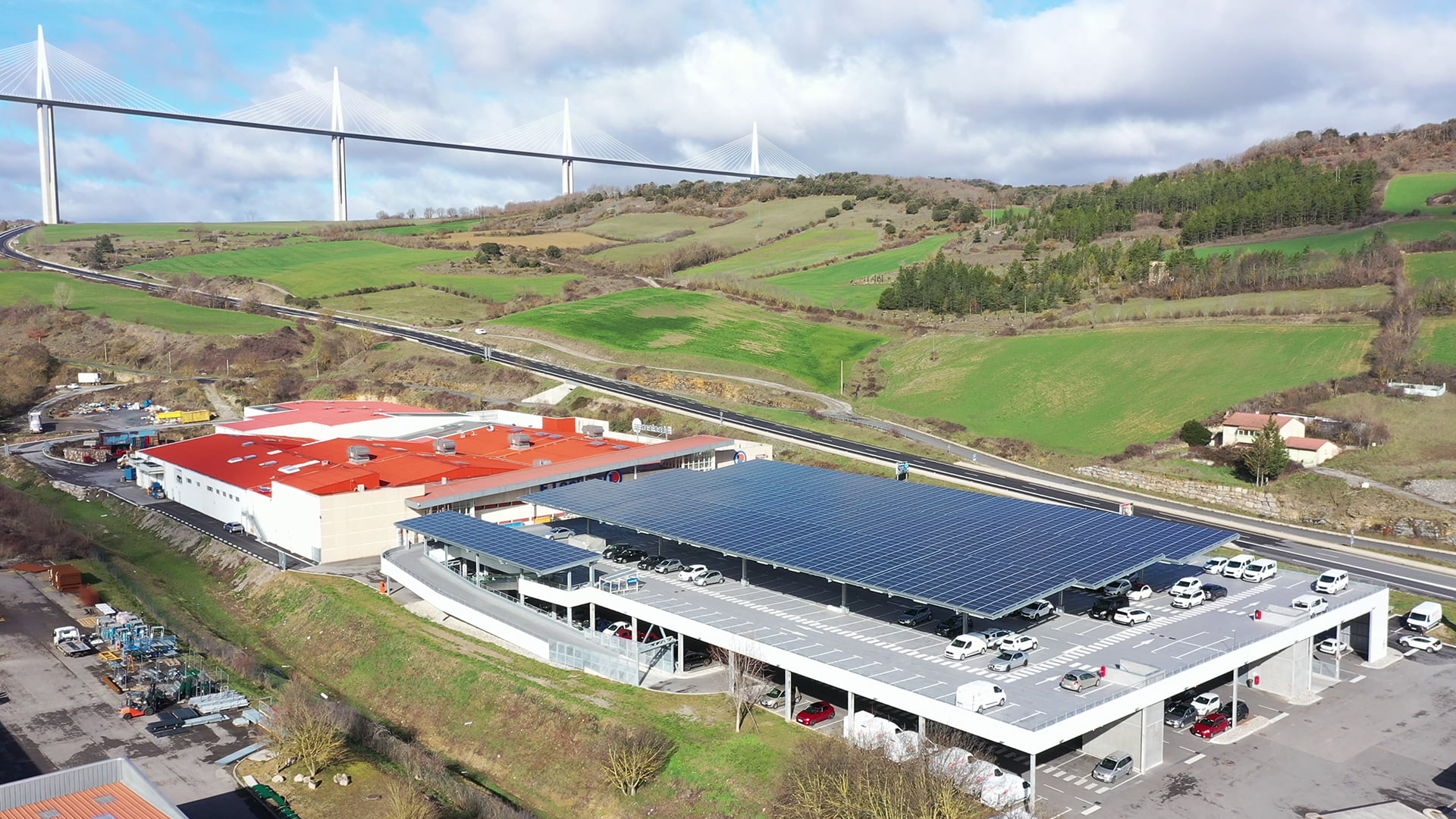 découvrez les avantages des ombrières photovoltaïques : une solution durable pour produire de l'énergie tout en ombrageant vos espaces extérieurs. alliez protection et écologie grâce à cette technologie innovante.