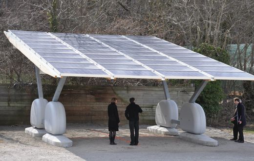 découvrez notre solution d'ombrière solaire, alliant efficacité énergétique et protection contre les intempéries. transformez vos espaces extérieurs en zones ombragées tout en produisant de l'électricité durable. idéale pour les parkings, jardins et espaces publics, optez pour une énergie verte et participez à la préservation de l'environnement.