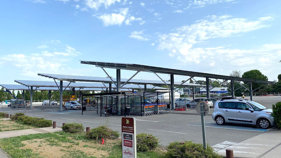 découvrez les bénéfices des ombrières photovoltaïques : une solution innovante qui allie protection contre le soleil et production d'énergie renouvelable. idéales pour les parkings, elles contribuent à la transition énergétique tout en offrant une ombre agréable. optez pour une installation écologique et économique dès aujourd'hui !