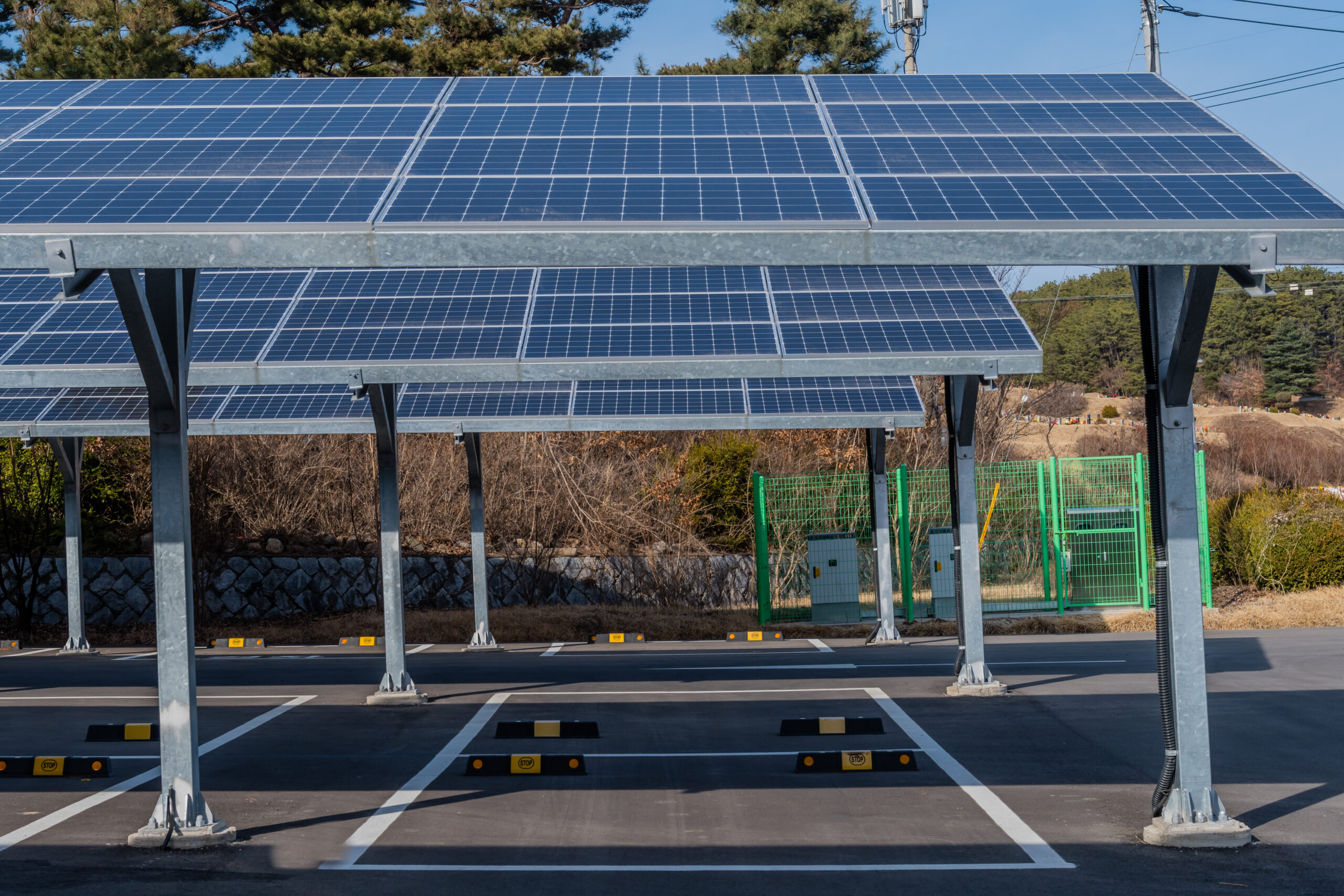 découvrez les ombrières solaires, une solution innovante pour allier protection contre le soleil et production d'énergie renouvelable. idéales pour les parkings et espaces publics, elles contribuent à un environnement durable tout en offrant du confort. profitez des avantages écologiques et économiques des ombrières solaires dès aujourd'hui.