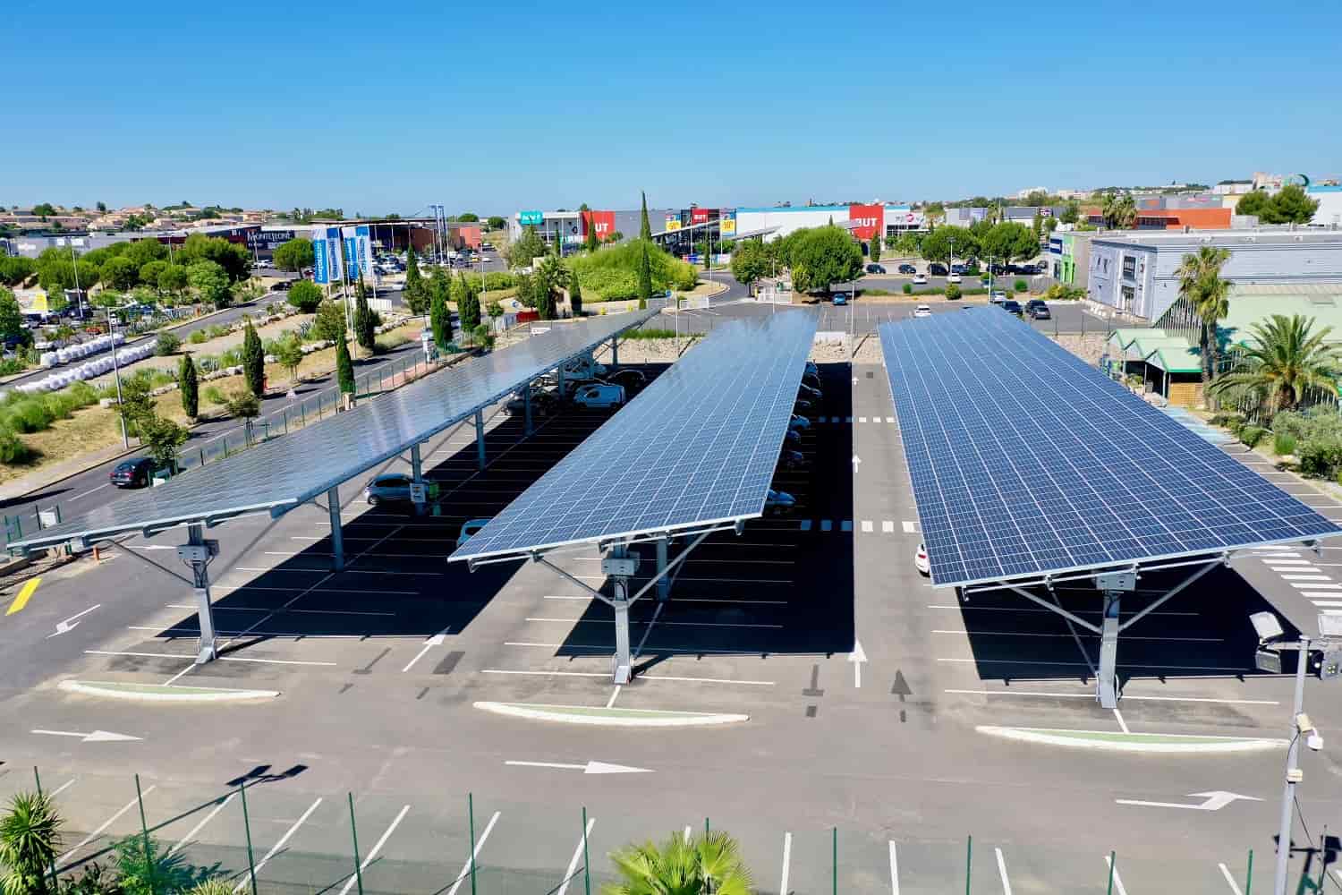 découvrez les avantages des ombrières solaires, une solution innovante qui allie protection contre le soleil et production d'énergie renouvelable. idéales pour les parkings et espaces publics, elles offrent à la fois ombre et électricité verte.
