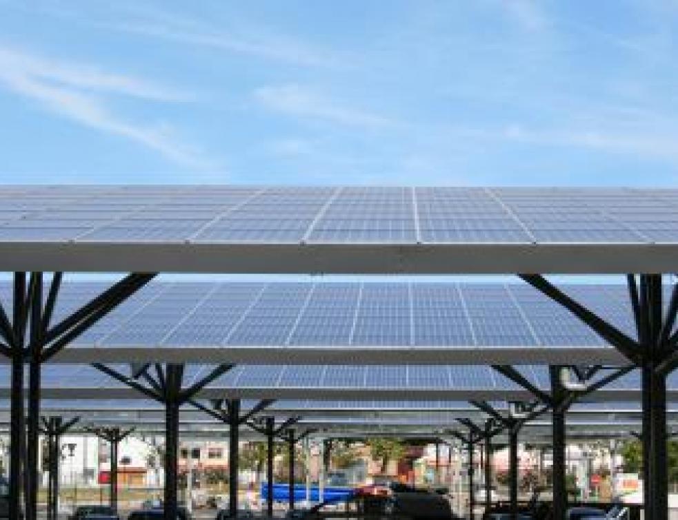 découvrez notre ombrière solaire en bois, une solution écologique et esthétique pour ombrager vos espaces extérieurs tout en produisant de l'énergie renouvelable. alliez design naturel et durabilité avec cette structure innovante, idéale pour jardins, terrasses et stationnements.