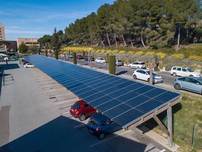 découvrez l'ombrière solaire, une solution innovante pour allier ombre et énergie renouvelable. protégez votre véhicule tout en contribuant à la préservation de l'environnement grâce à cette structure moderne qui capte l'énergie solaire.
