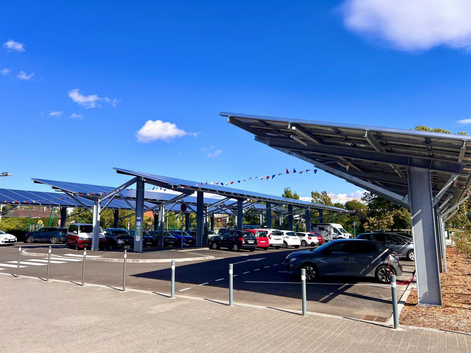 découvrez les ombrières photovoltaïques, une solution innovante alliant protection contre le soleil et production d'énergie renouvelable. optimisez l'espace de stationnement tout en contribuant à la transition énergétique grâce à ces structures écologiques et performantes.