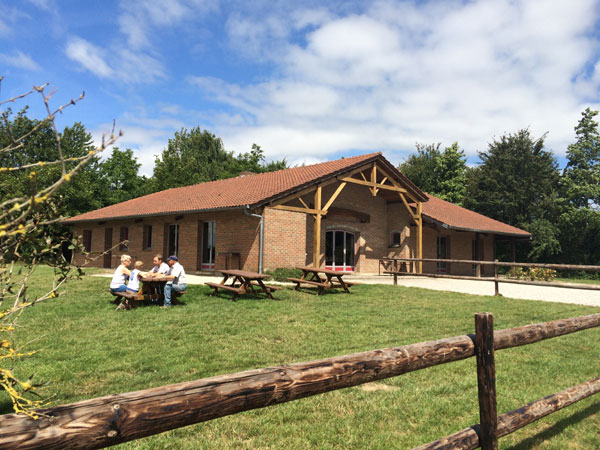 découvrez l'univers authentique de notre ferme, où la nature rencontre la passion. explorez nos activités agricoles, dégustez des produits locaux de qualité et participez à des ateliers en plein air. vivez une expérience unique au cœur de la biodiversité.