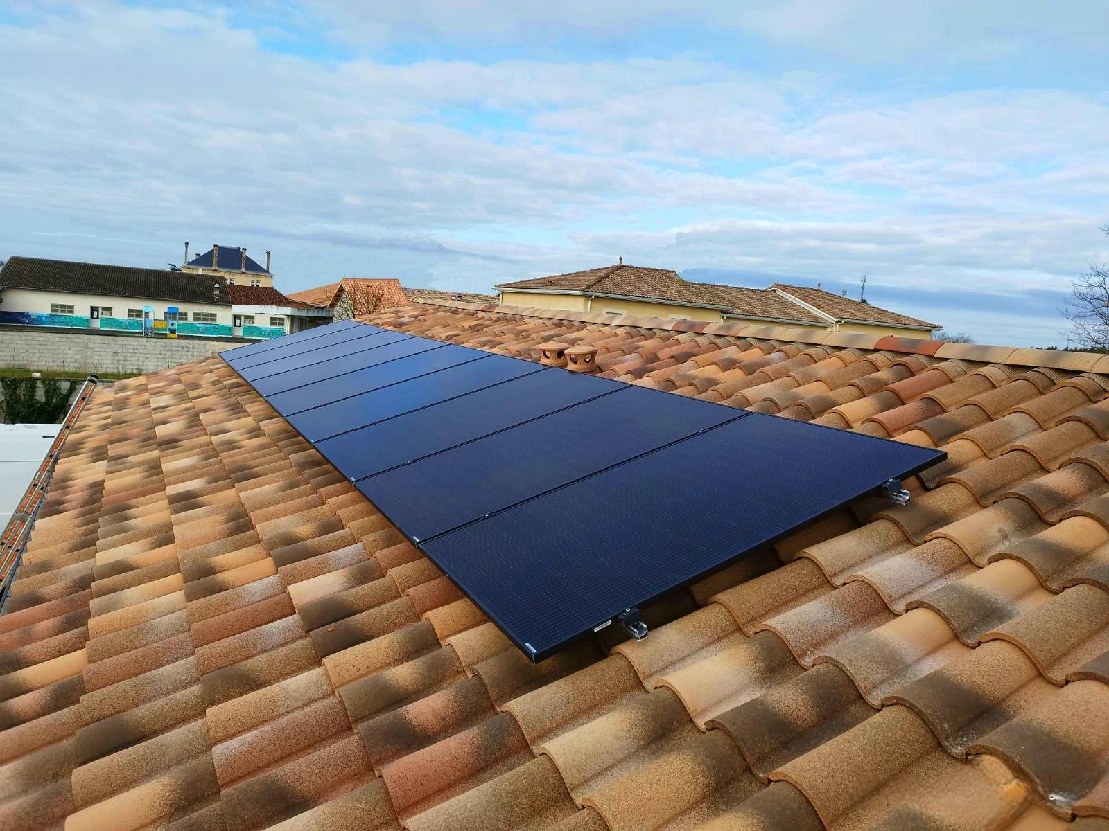 découvrez notre panneau solaire de 375w, une solution idéale pour optimiser votre production d'énergie renouvelable. efficace et durable, ce panneau vous permet de réduire votre empreinte carbone tout en réalisant des économies sur vos factures d'électricité.