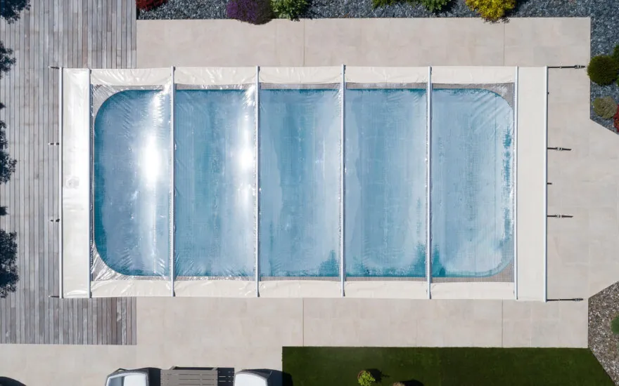 découvrez nos couvertures solaires innovantes, idéales pour protéger votre piscine et profiter de chaque instant au soleil. nos solutions allient esthétique et praticité, en réduisant l'évaporation de l'eau et en maintenant la chaleur. optez pour la durabilité et le design avec nos couvertures solaires de haute qualité.