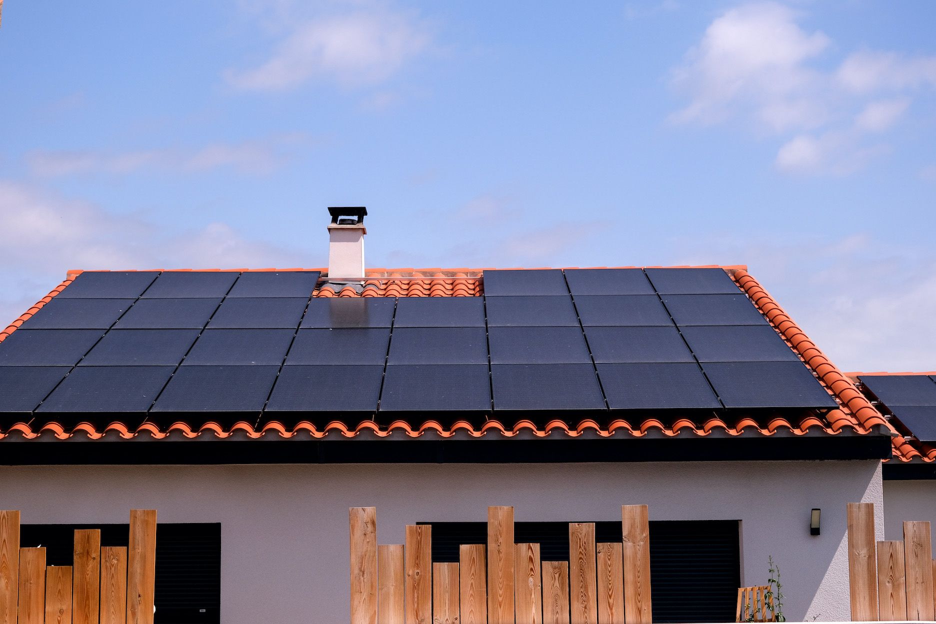 découvrez tout ce qu'il faut savoir sur les panneaux solaires en france : avantages, prix, aides financières, et les meilleures solutions pour produire votre propre électricité verte.