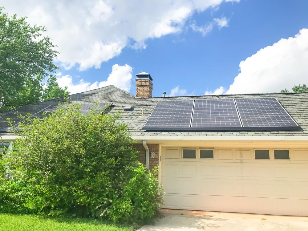 découvrez comment installer un panneau solaire dans votre garage pour optimiser l'énergie renouvelable. profitez d'une solution écologique et économique pour alimenter vos véhicules électriques et diminuer votre facture d'électricité.