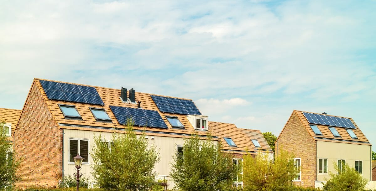 découvrez comment l'installation de panneaux solaires peut transformer votre maison en une source d'énergie renouvelable, réduire vos factures d'électricité et contribuer à la protection de l'environnement. informez-vous sur les avantages, le fonctionnement et les différentes solutions adaptées à votre habitation.