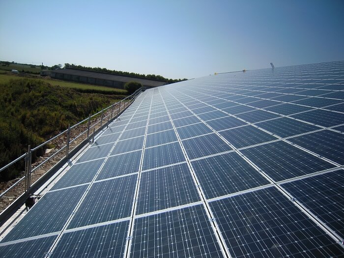 découvrez comment un panneau solaire pour garage peut réduire vos factures d'énergie tout en fournissant une solution durable et écologique pour recharger vos véhicules électriques et alimenter vos équipements. optez pour l'énergie renouvelable et transformez votre garage en un espace éco-responsable.